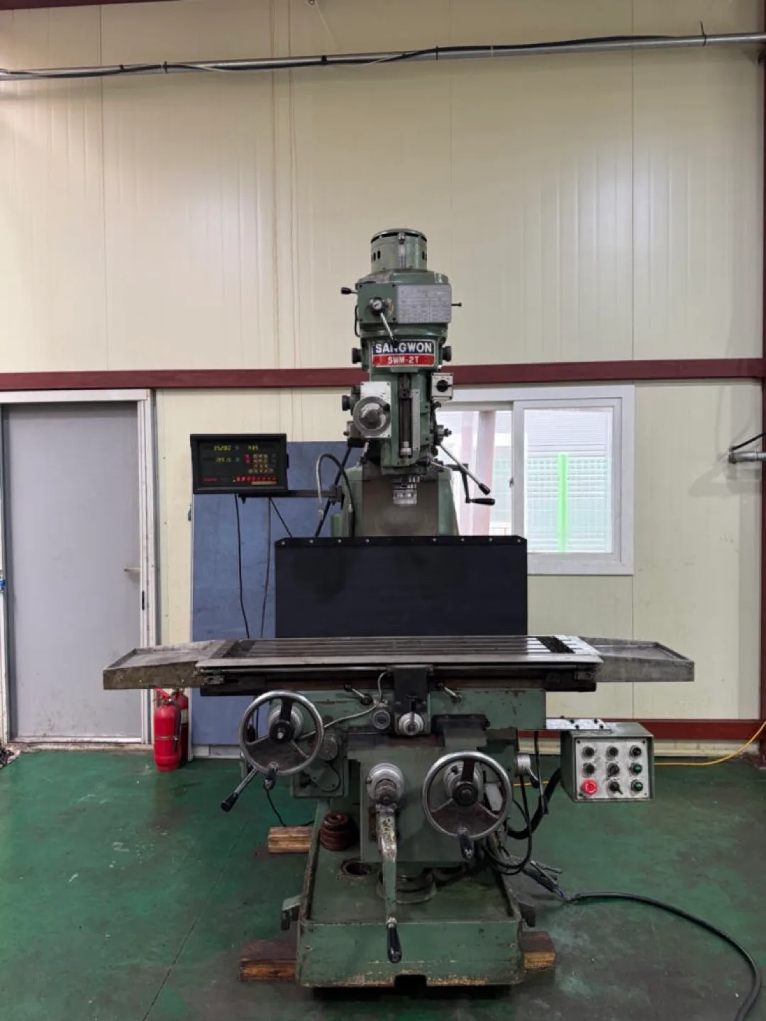 상원 수직 중고 밀링 SWM-2T 1995년식 판매합니다. 공무과 사용장비