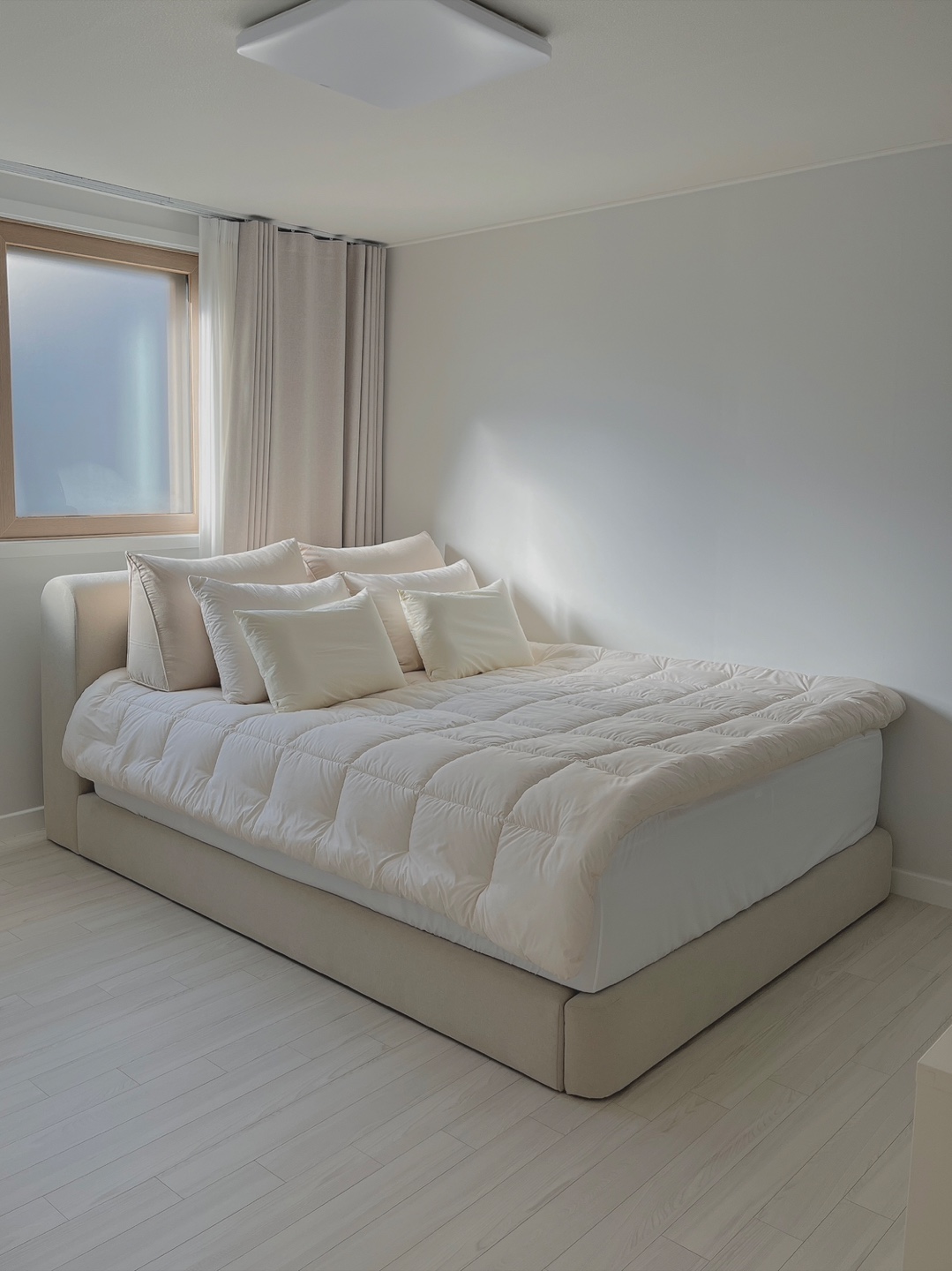 스테이모어 우디 킹 사이즈 패브릭 침대 프레임 + 매트릭스