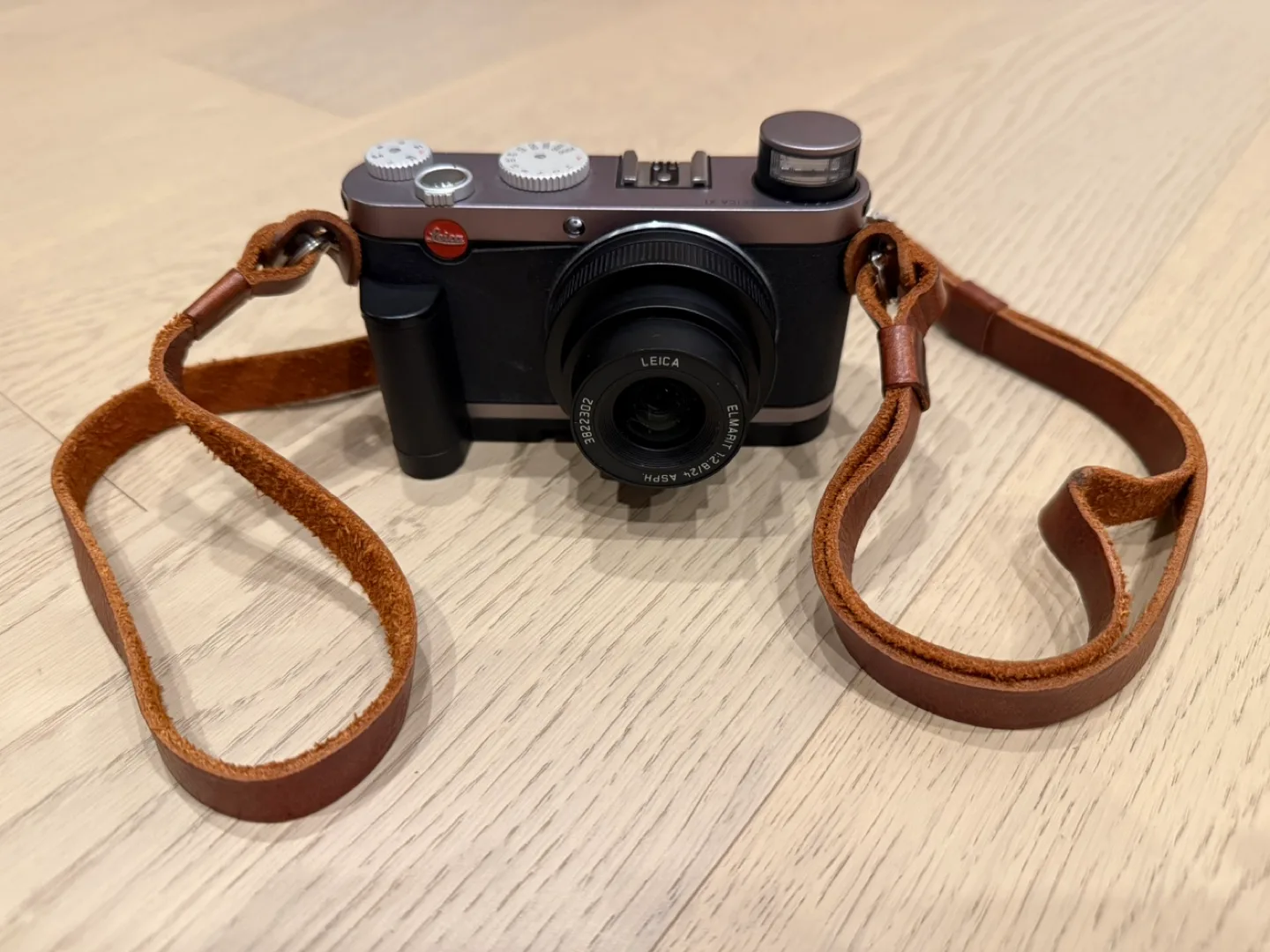 [가격인하] 라이카 X1 카메라 + 정품 핸드그립 + 가죽끈 + 정품박스 + 정품충전기