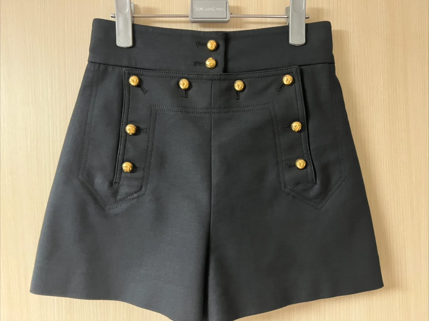 럭키슈에뜨 하이웨스트 골드버튼 반바지, 택포