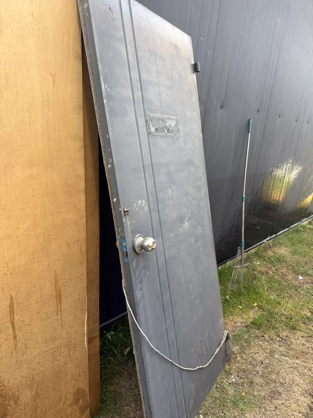 중고 컨테이너 현관문 2개. 가져가실분.