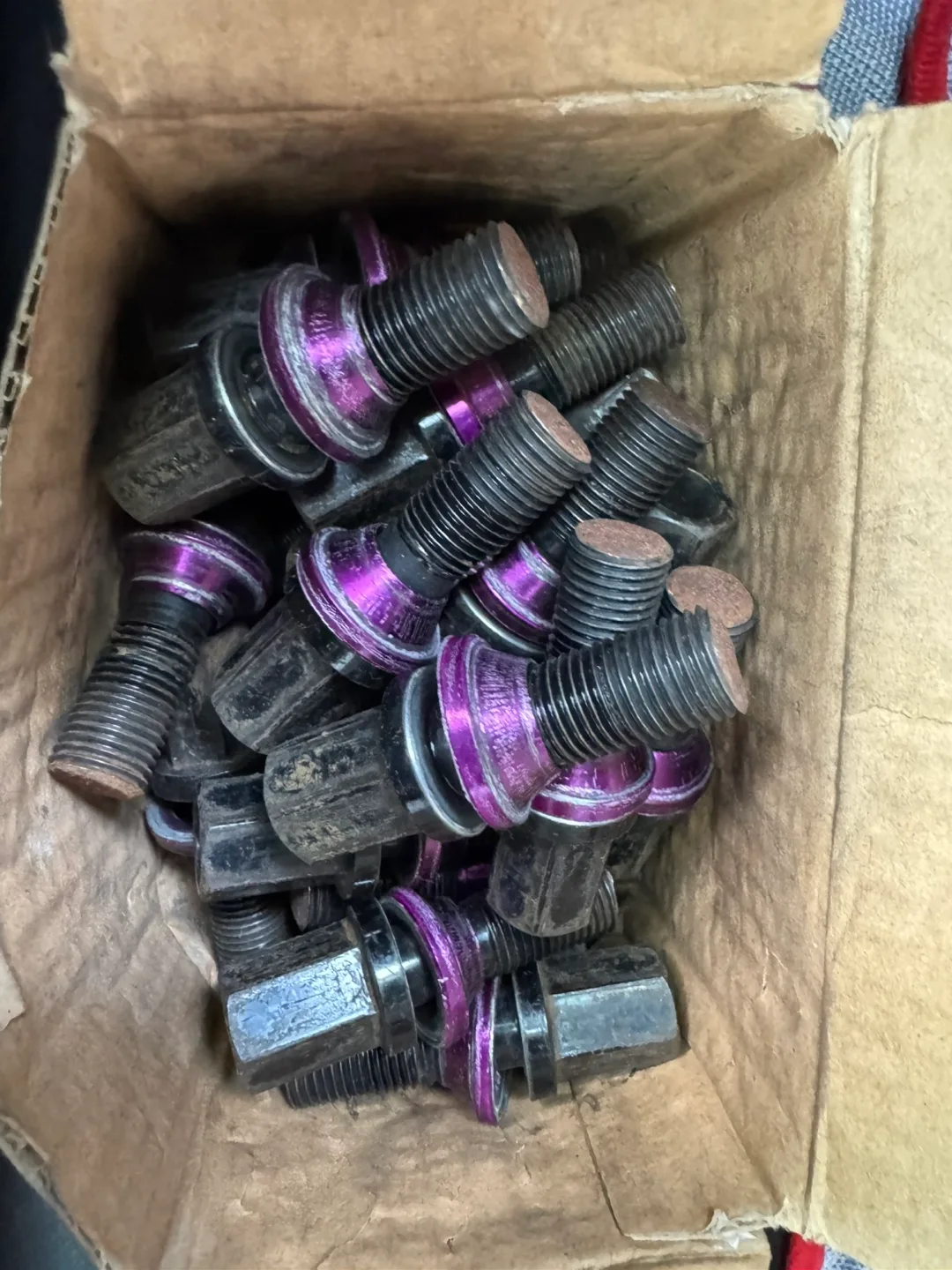 벤츠,아우디,르노삼성 호환가능한 사제롱볼트 한대분 팝니다