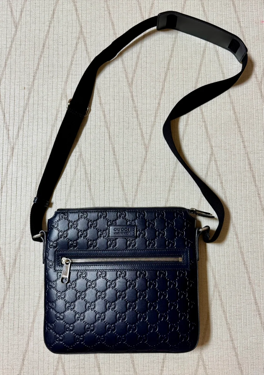 구찌 GUCCI 남성 마이크로시마 메신저백