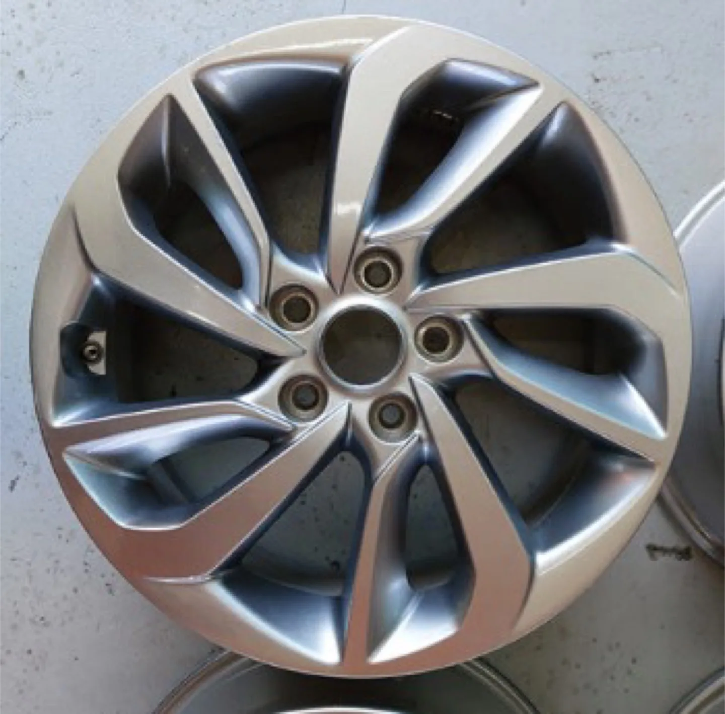 투싼 17인치 중고휠 1개