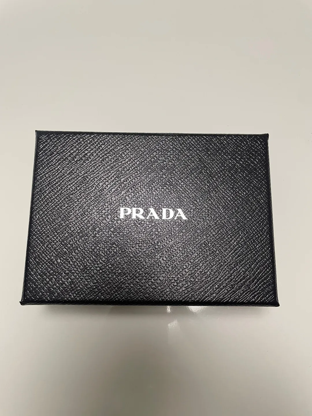 프라다 사피아노 트라이앵글 로고 반지갑 (중고상품)