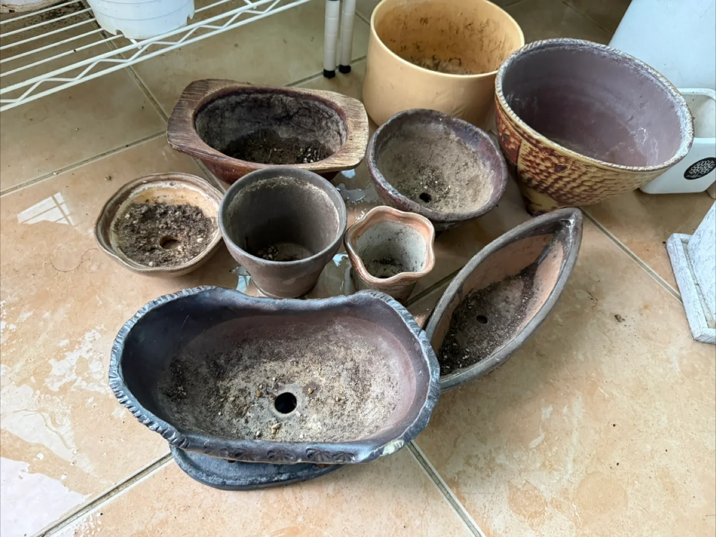 다양한 종류의 중고 화분 모음