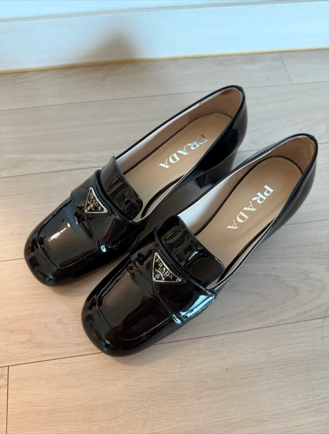프라다 정품 페이턴트 로퍼 36.5 (2024 S/S) 가격 더이상 안낮춤/ 안팔리면 중고샵에 팔 예정