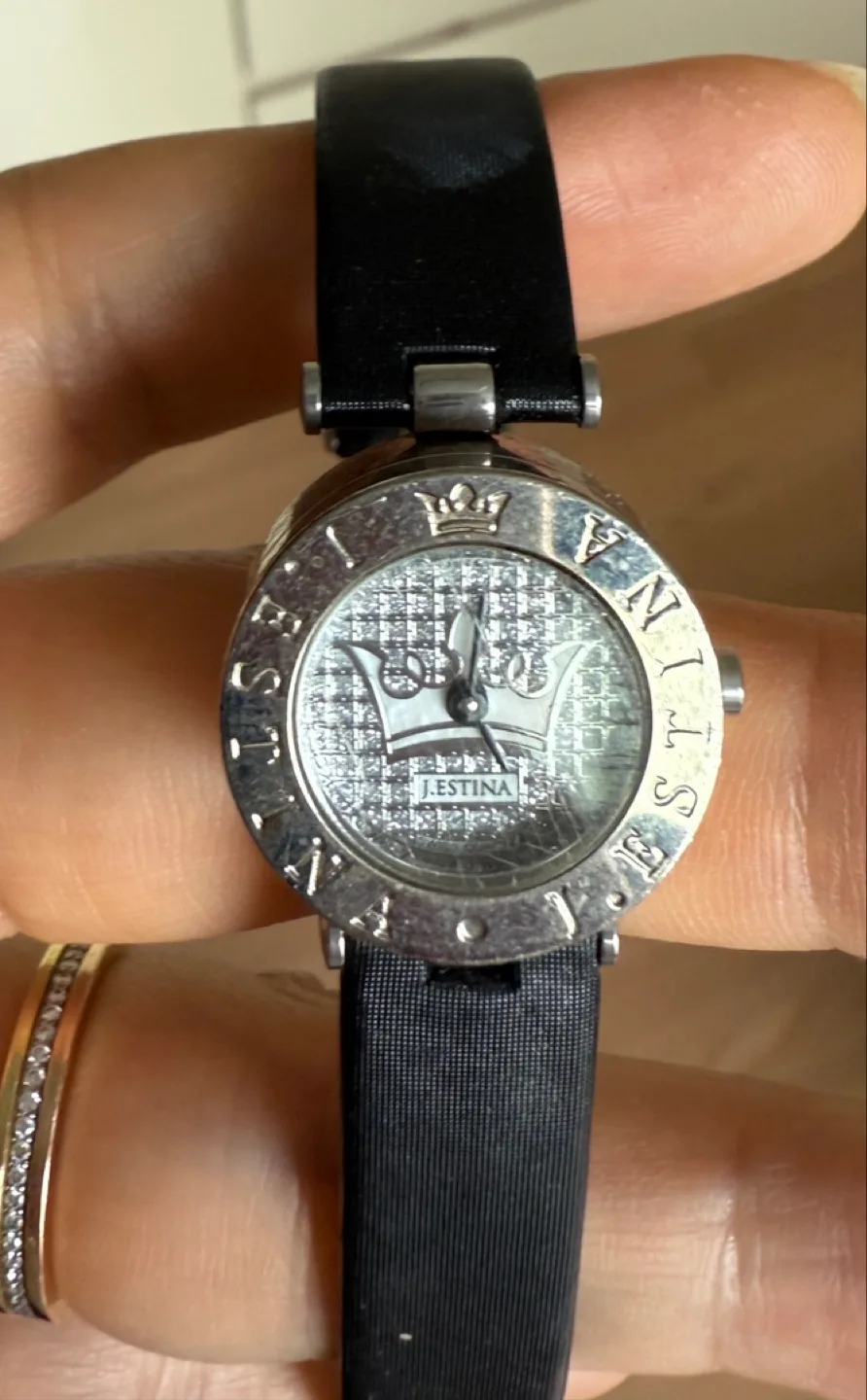 제이에스티나 시계