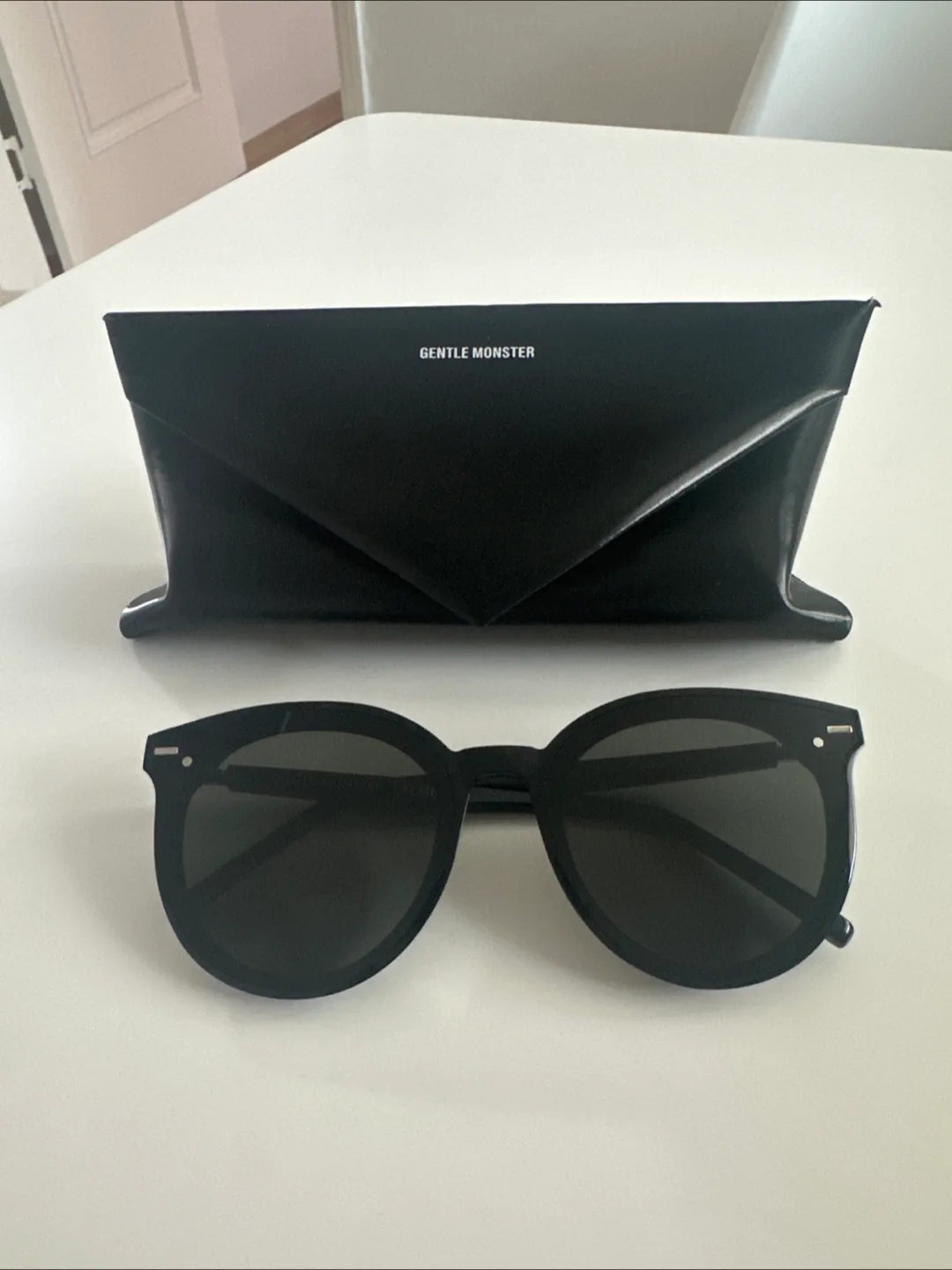 제니 선글라스/ 젠틀몬스터 이스트문 블랙 26만원>13만원에 팝니다.