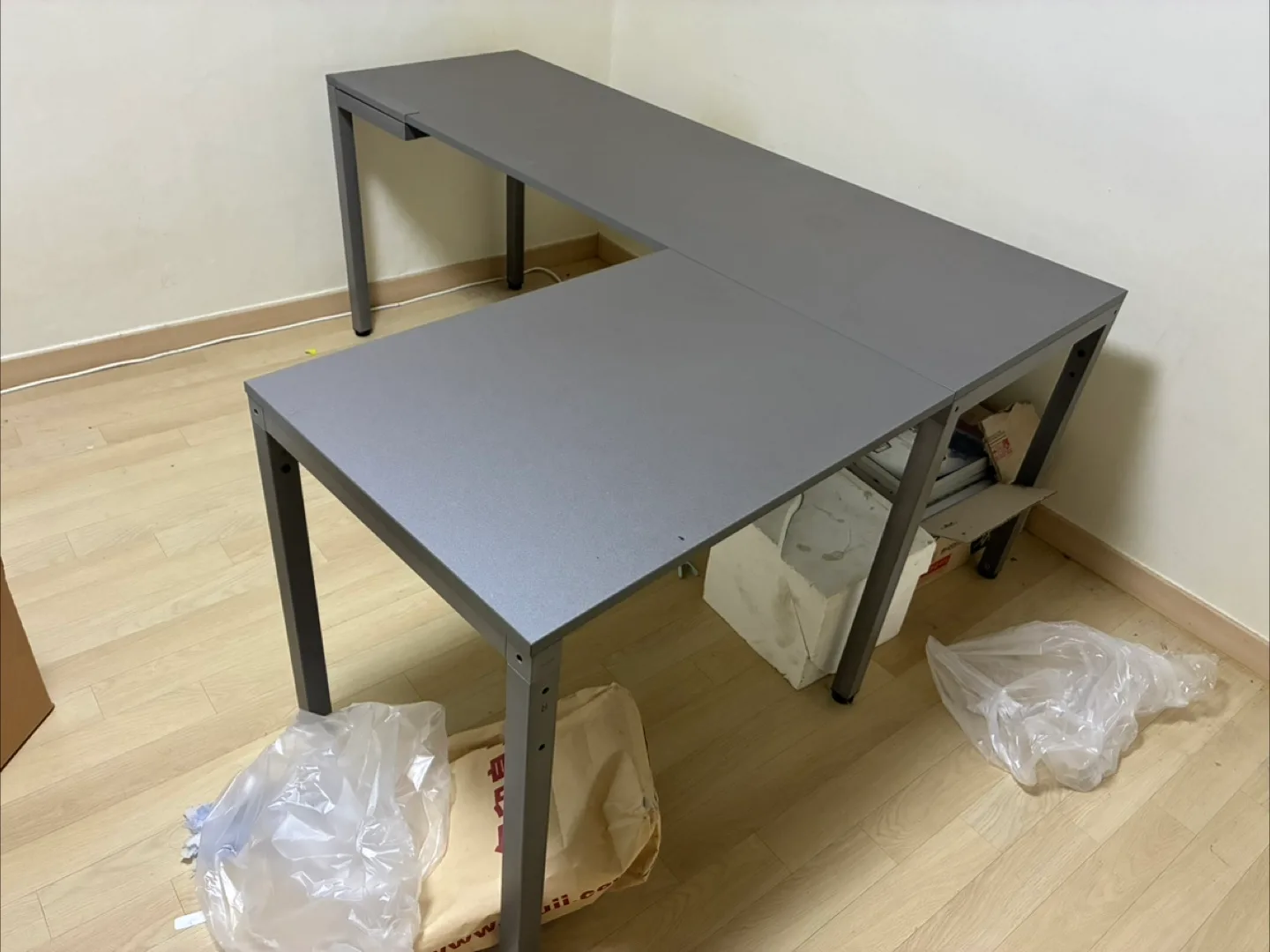 펀잇쳐스 ㄱ자형 회색 책상