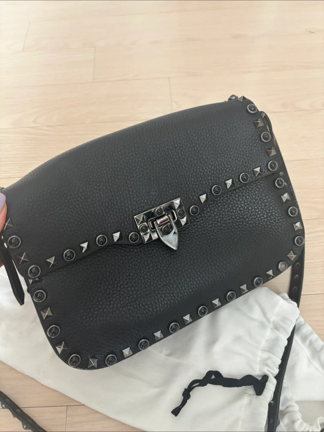 발렌티노 락스터드 크로스백