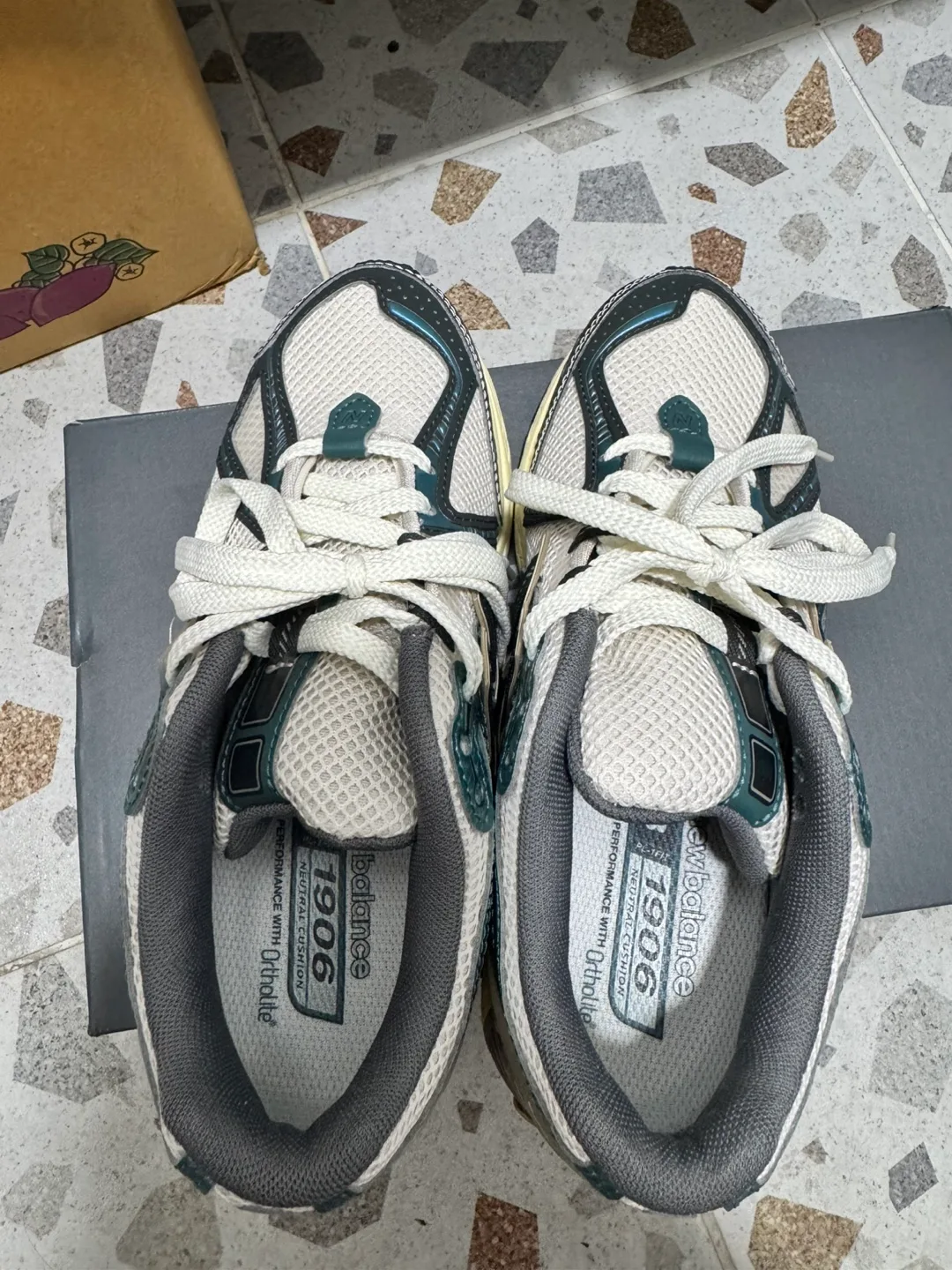 뉴발란스 1906R 베이지/그린