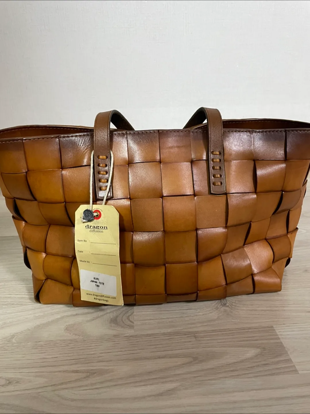 드래곤 디퓨전 가죽 토트백