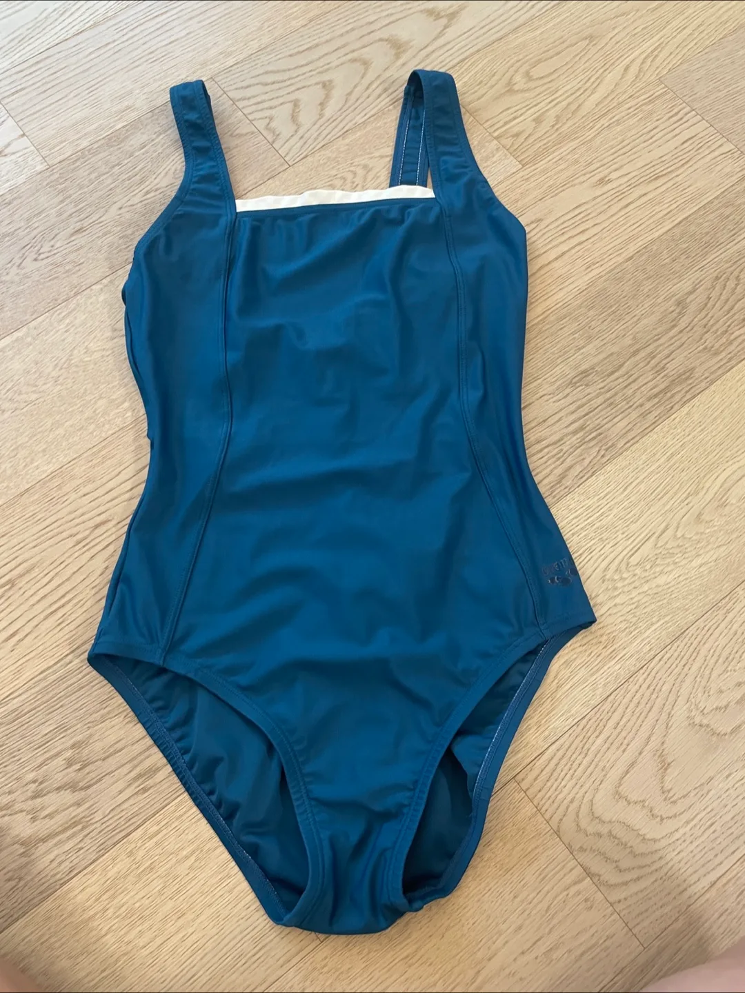 아레나 여성 수영복 85사이즈 팝니다