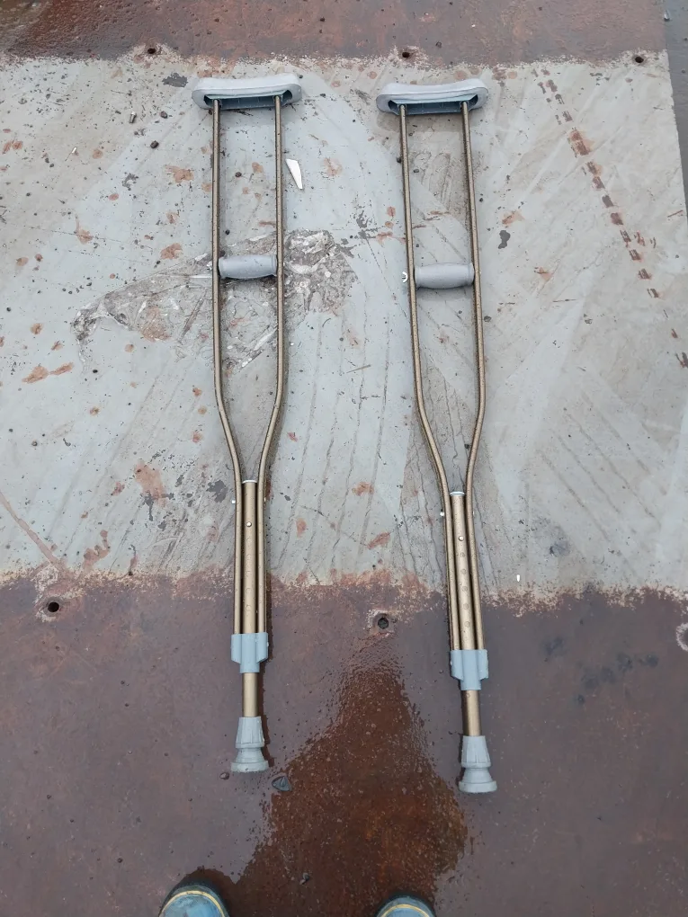 중고 목발 한 쌍