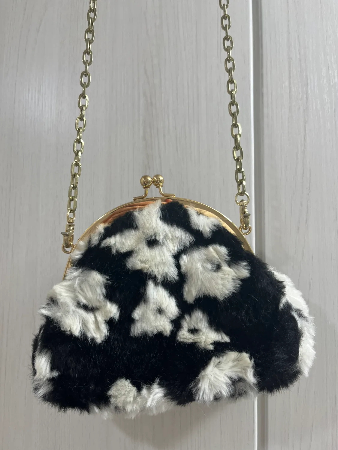 마가린 핑거스 퍼 크로스백 판매합니다