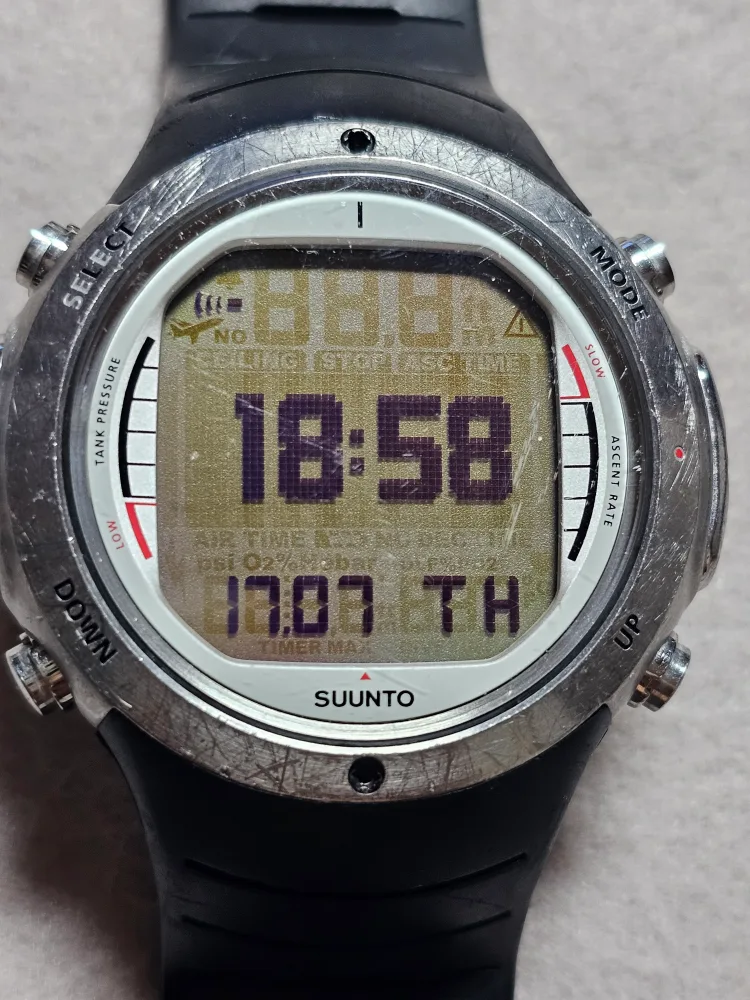 순토 D6i 다이버 시계