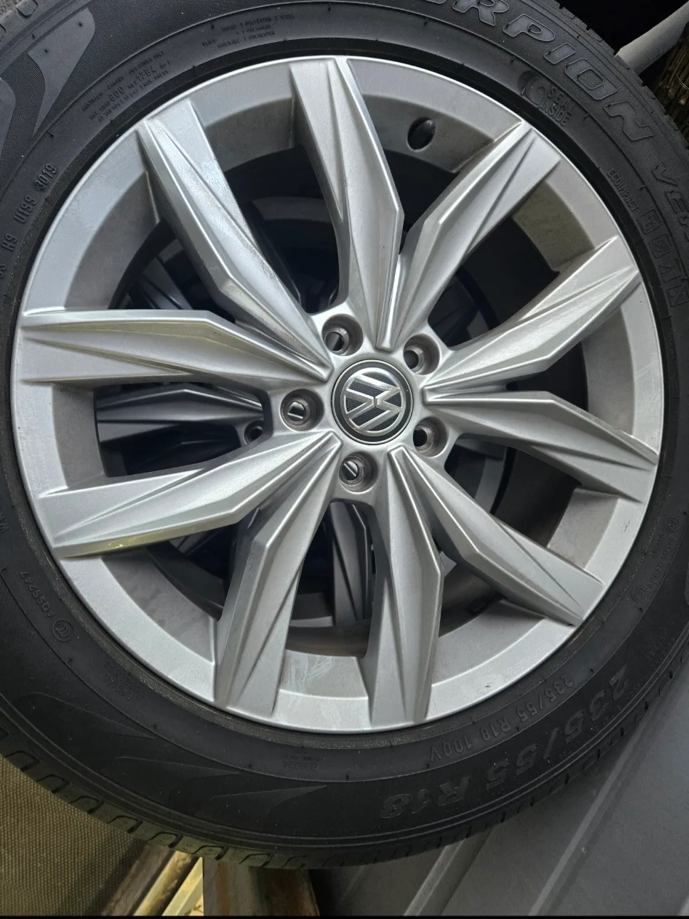 폭스바겐 235/55 R18 휠 타이어 중고상품입니다