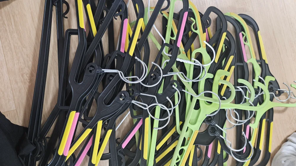 옷걸이27개입니다 색깔은 검정, 연두색 등이 섞여 있어요