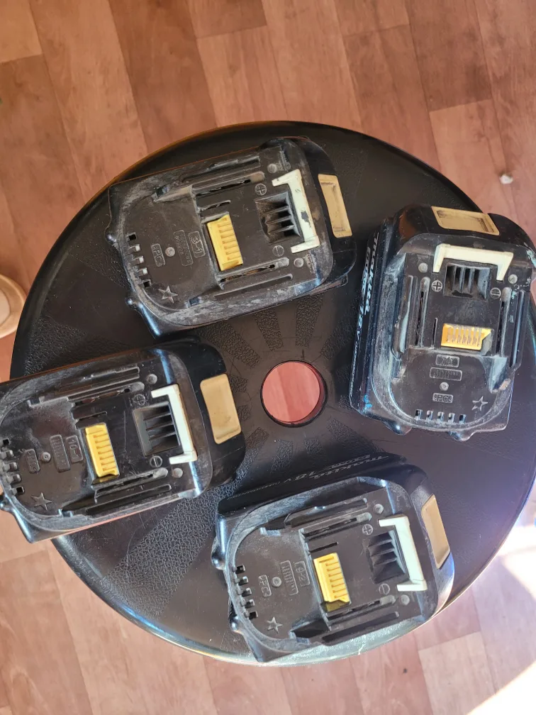 중고마끼다 18V 5Ah 배터리 4개