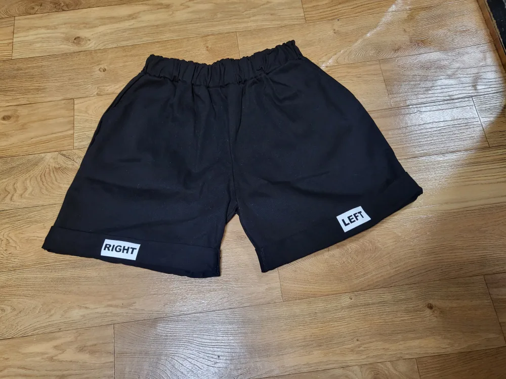 검정 반바지 LEFT RIGHT