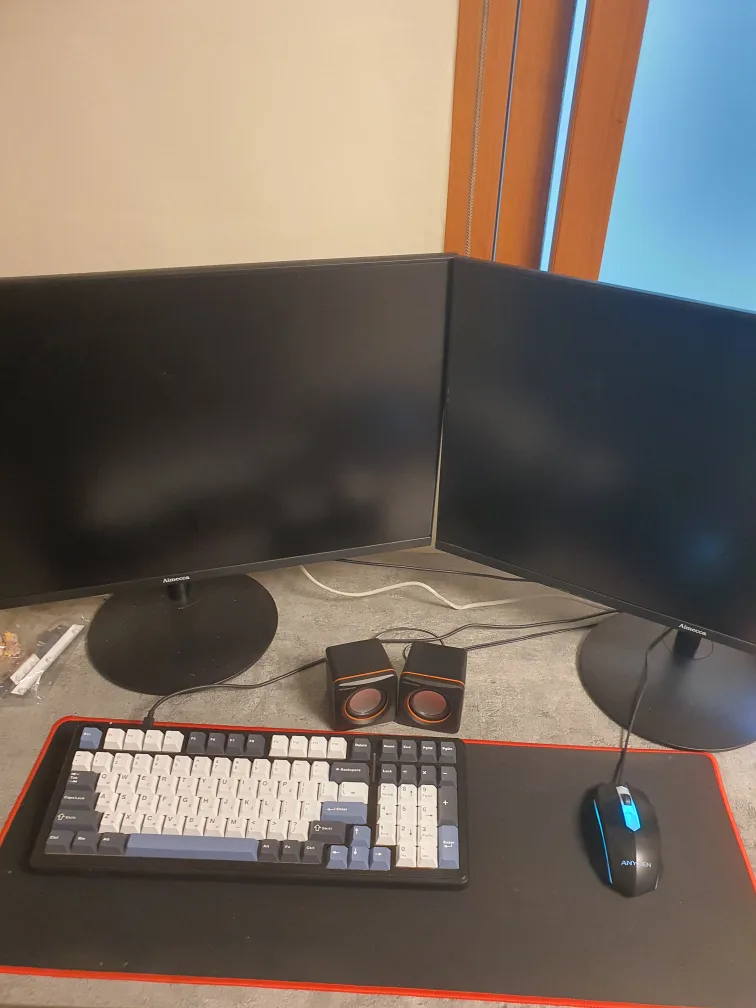 컴퓨터 모니터2대 키보드 마우스 장패드