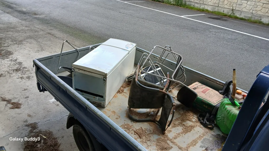 중고 냉동고, 의자 등