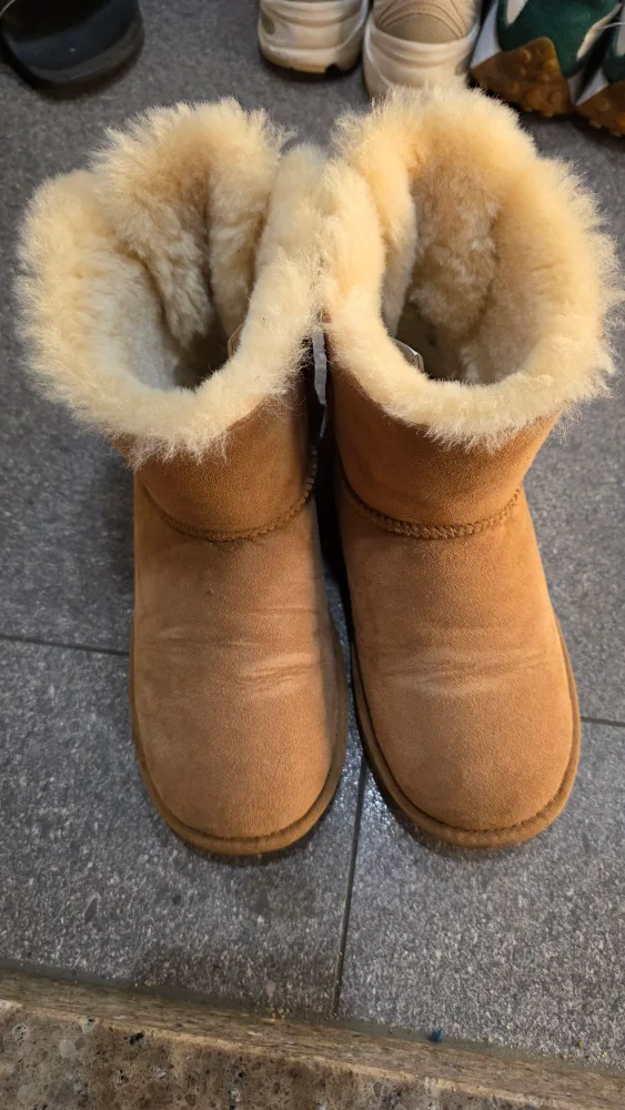 여성 신발 235 사이즈 팝니다.나이키, 반스, 어그, 이지부스트, 울트라부스트