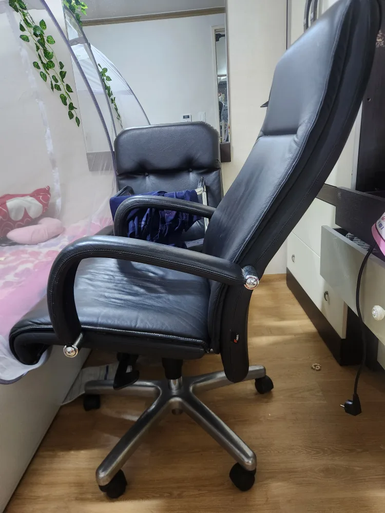 시중가 백만원 넘는 천연가죽 퍼시스 프르나드 CH3300 중역의자 보조의자도 드림