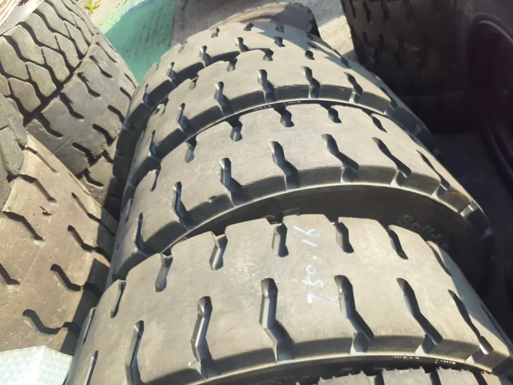 지게차용 중고통타이어 4개팝니다.