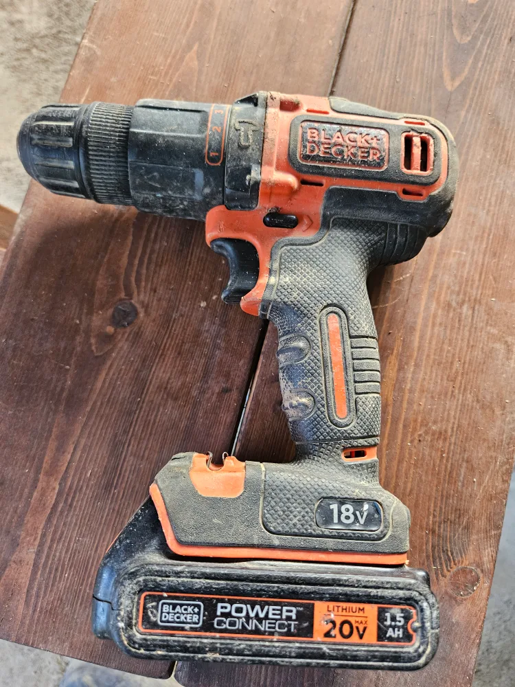 블랙데크 전동드릴의 충전기와  배터리 3개