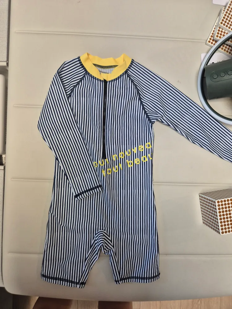 🥰카터스등6~12개월,24개월,3세~4세,두번정도입힌 거의 새것,래쉬가드,반바지수영복