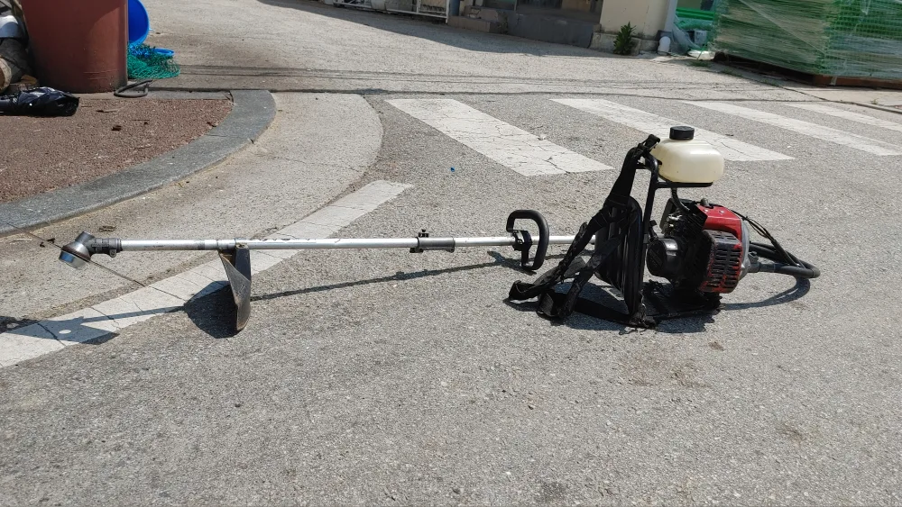 엔진 예초기. 거친 풀관리하기 좋아요