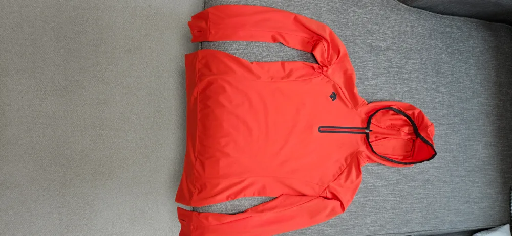 데상트 오렌지 후드티