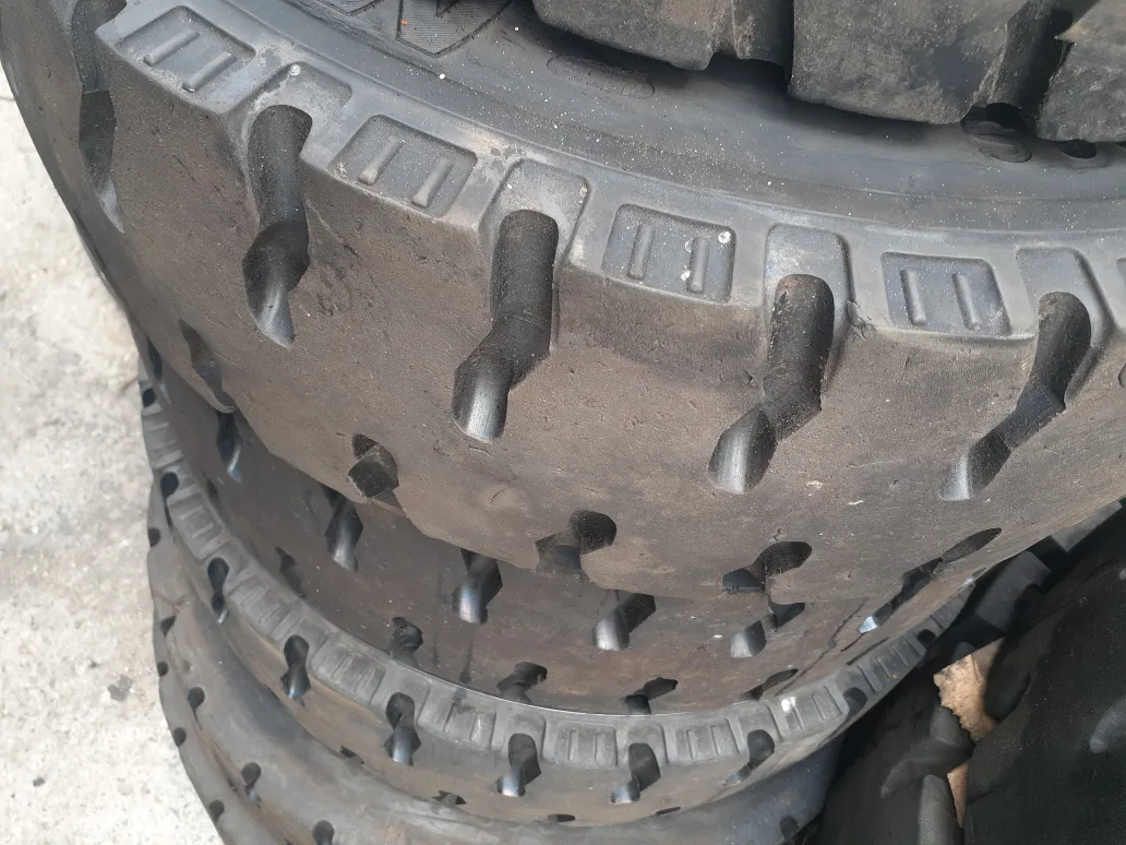 지게차용 중고통타이어 6개팝니다.