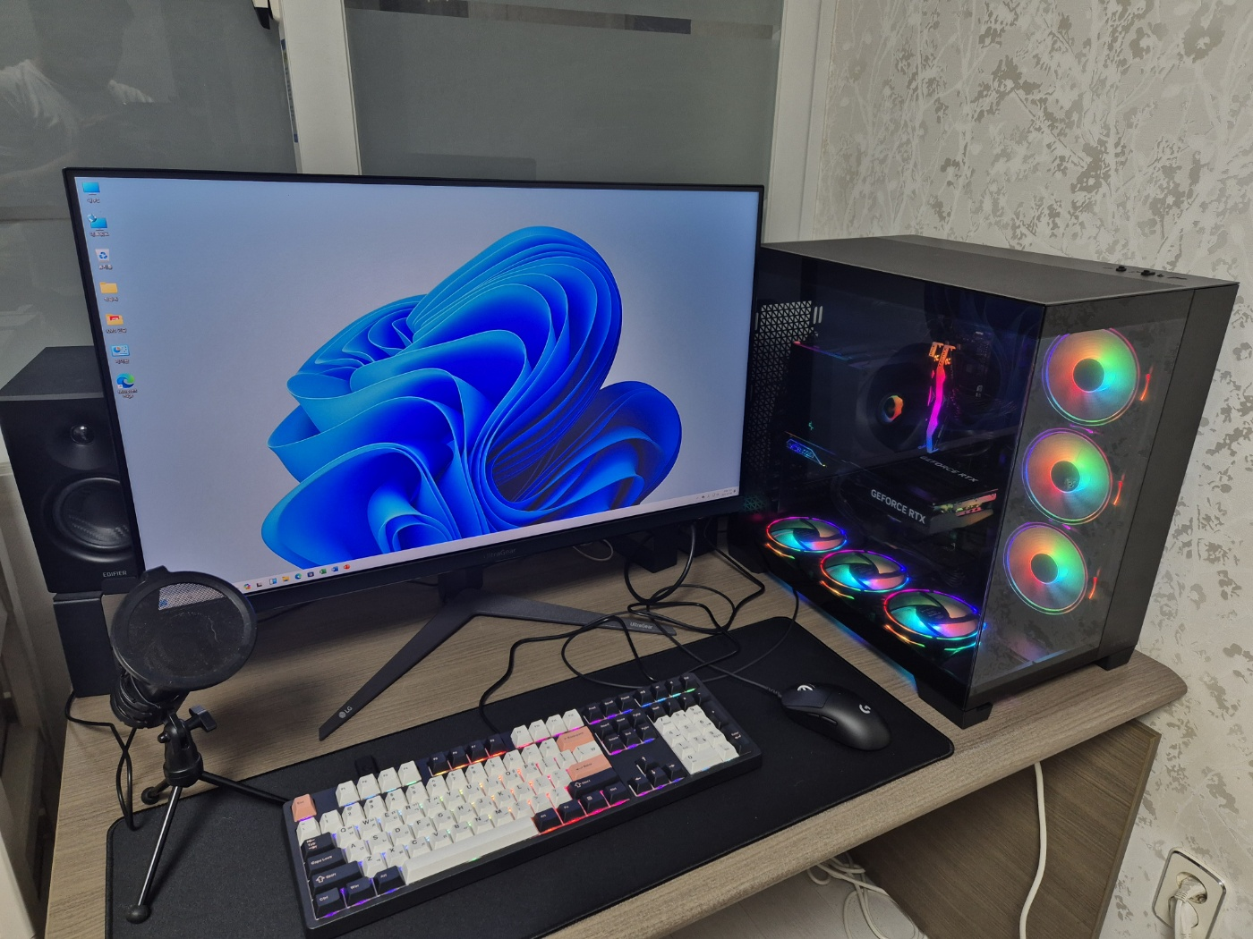 RTX 4070 SUPER 게이밍 모니터 본체