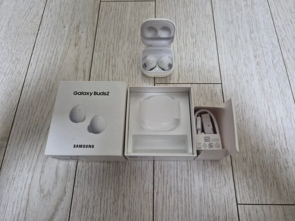 갤럭시 버즈2 화이트중고 팝니당 :-D