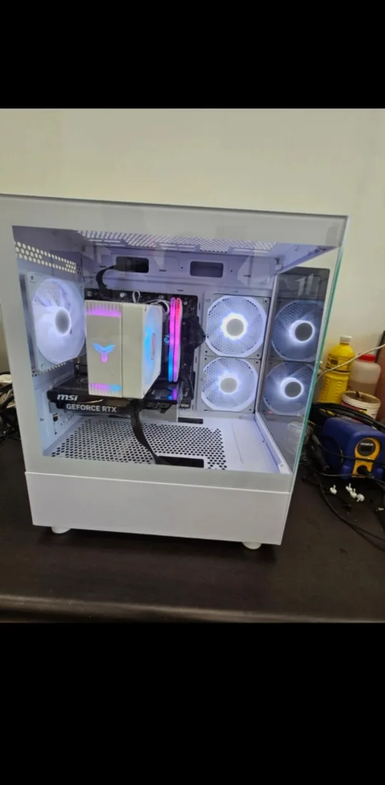 화이트 조립 PC 신품 게이밍 컴퓨터 5060 팝니다.