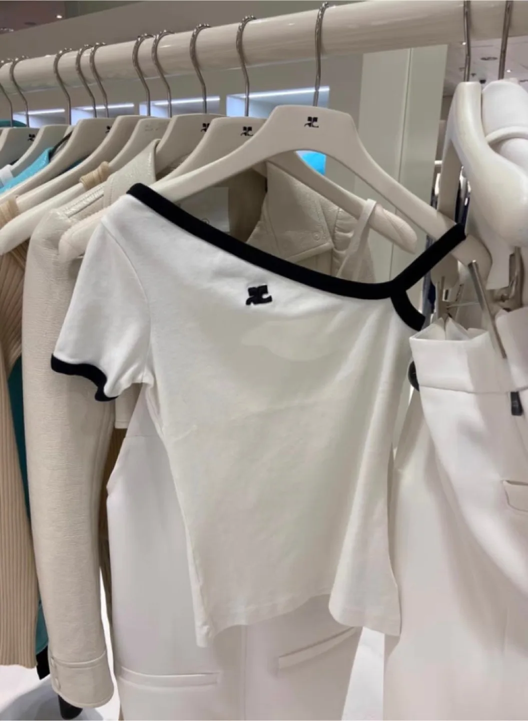 Courreges 꾸레쥬 로고 비대칭 티셔츠 판매합니다🖤