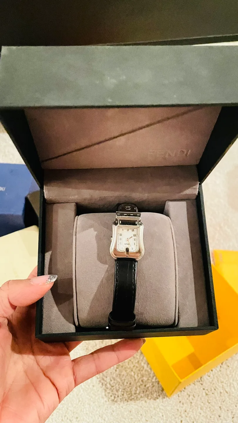 중고] 펜디 비백 스틸 시계 3800L 블랙 은장