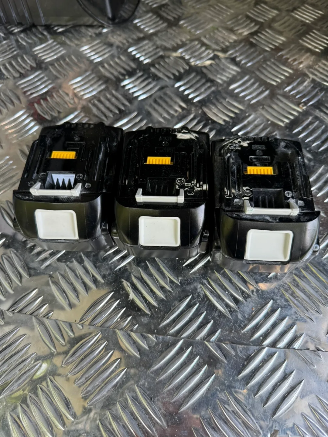 마끼다 18V 5.0Ah 배터리 3개