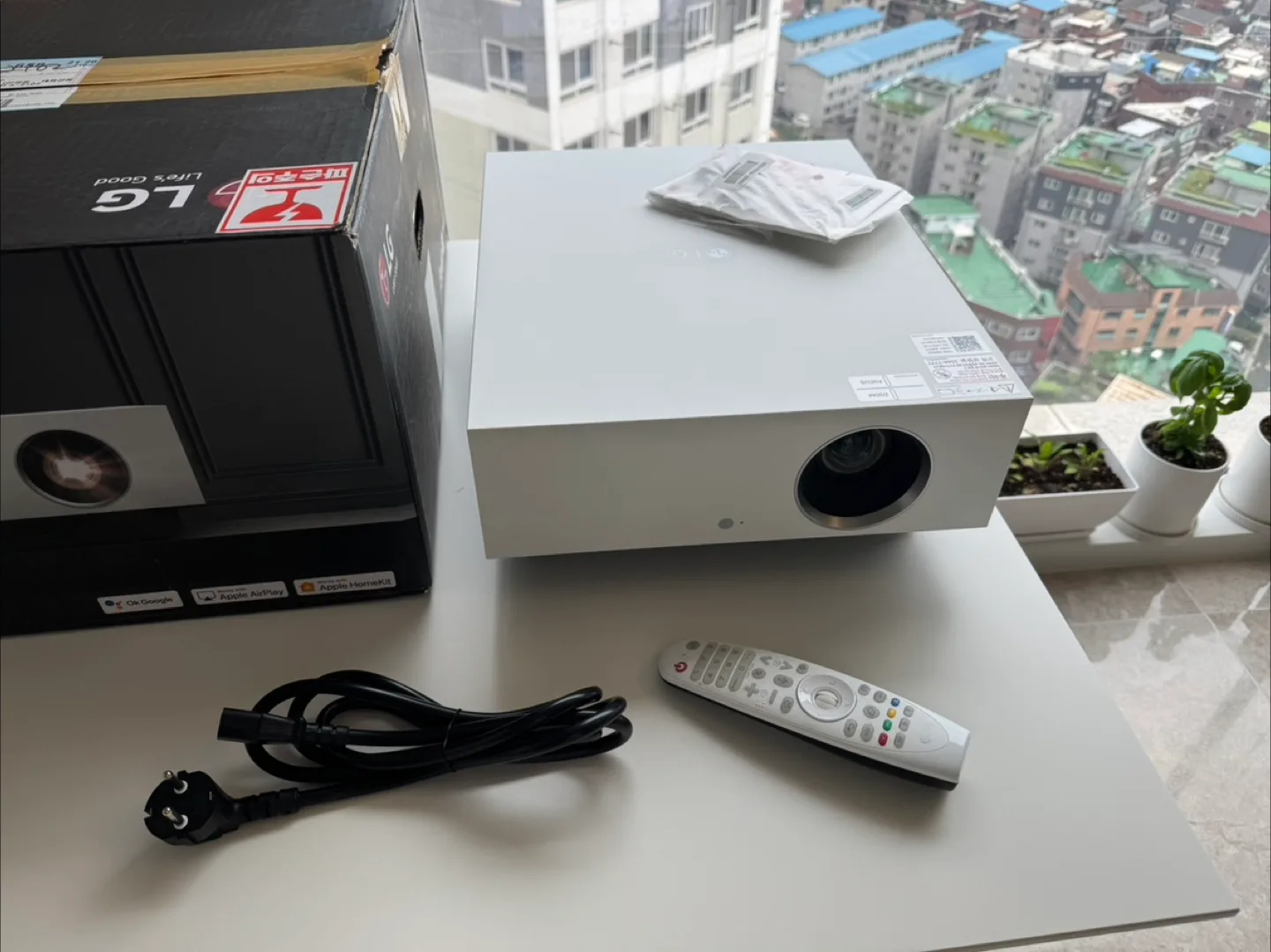 LG 시네빔 HU810PW 빔프로젝터