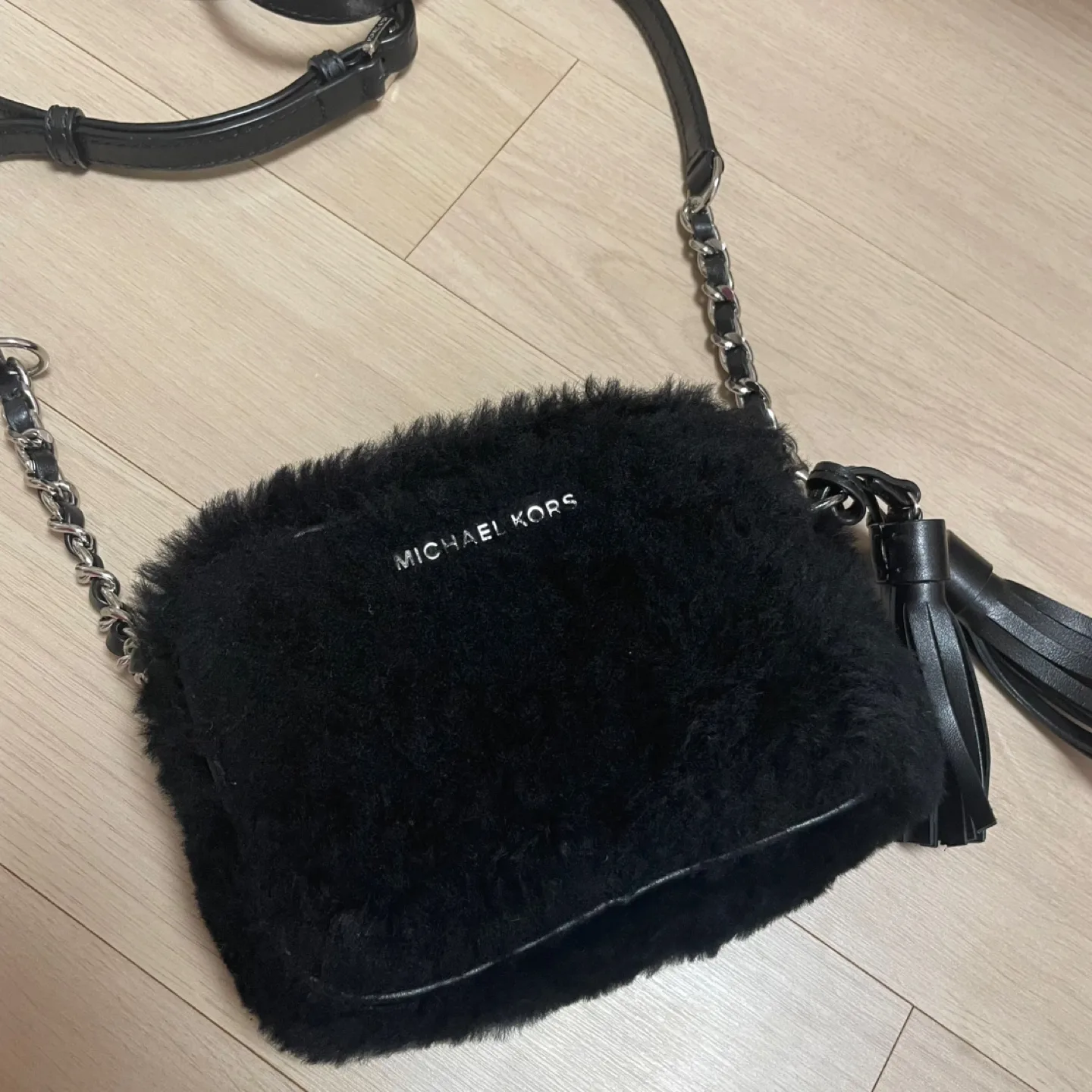 마이클코어스 블랙 퍼 미니 크로스백