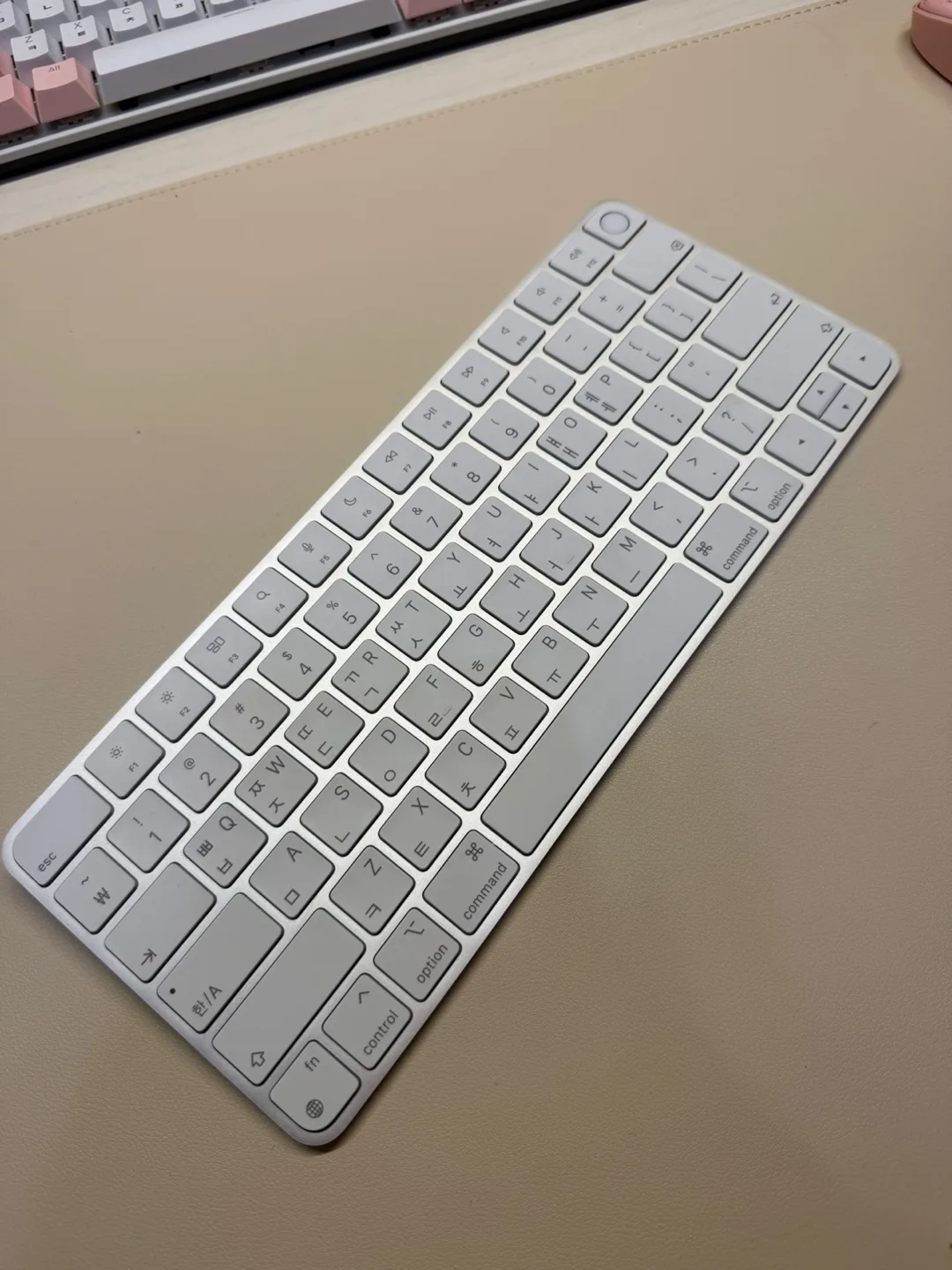 애플 매직 키보드 Touch ID 실버 중고품 양도 (3회 사용)