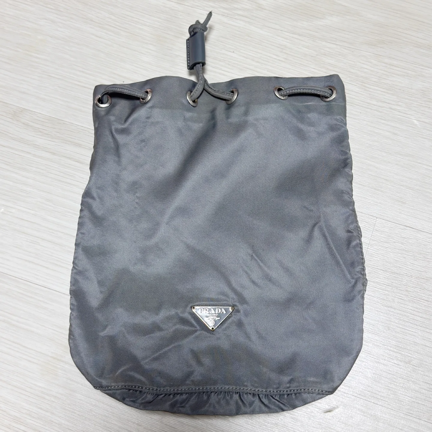 정품) 프라다 복조리 파우치백 회색