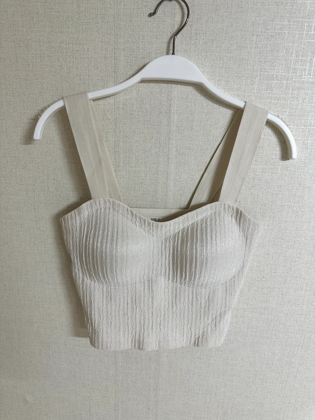 화이트 크롭 탱크탑 + 블라우스