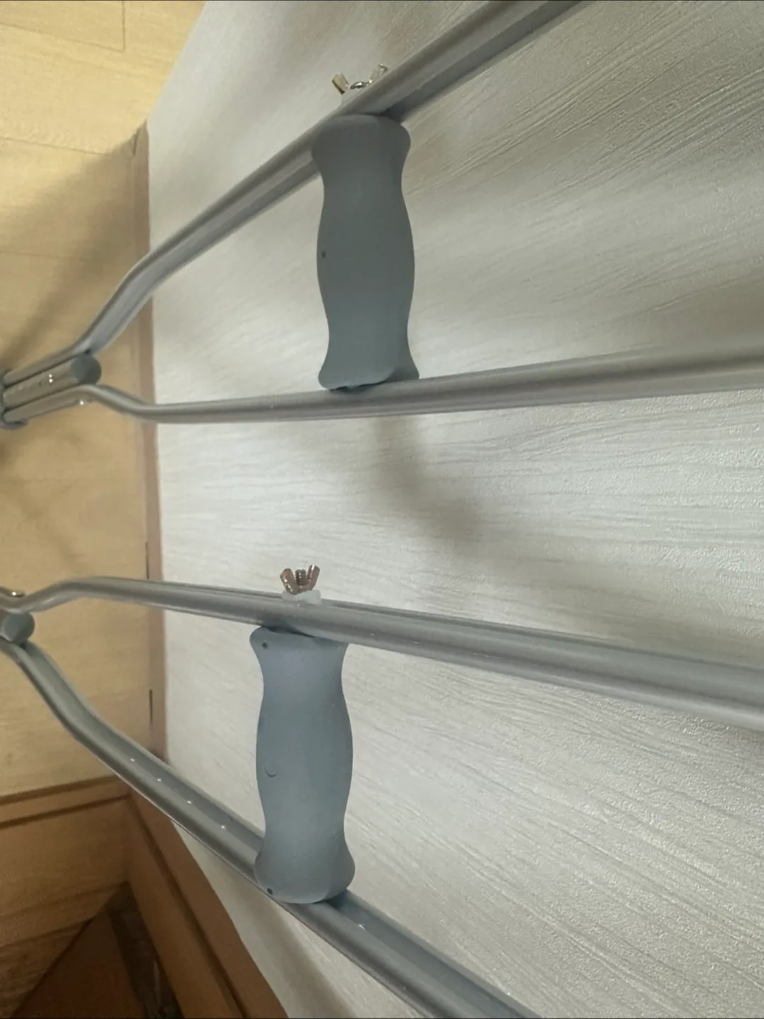 중고 목발 한 쌍