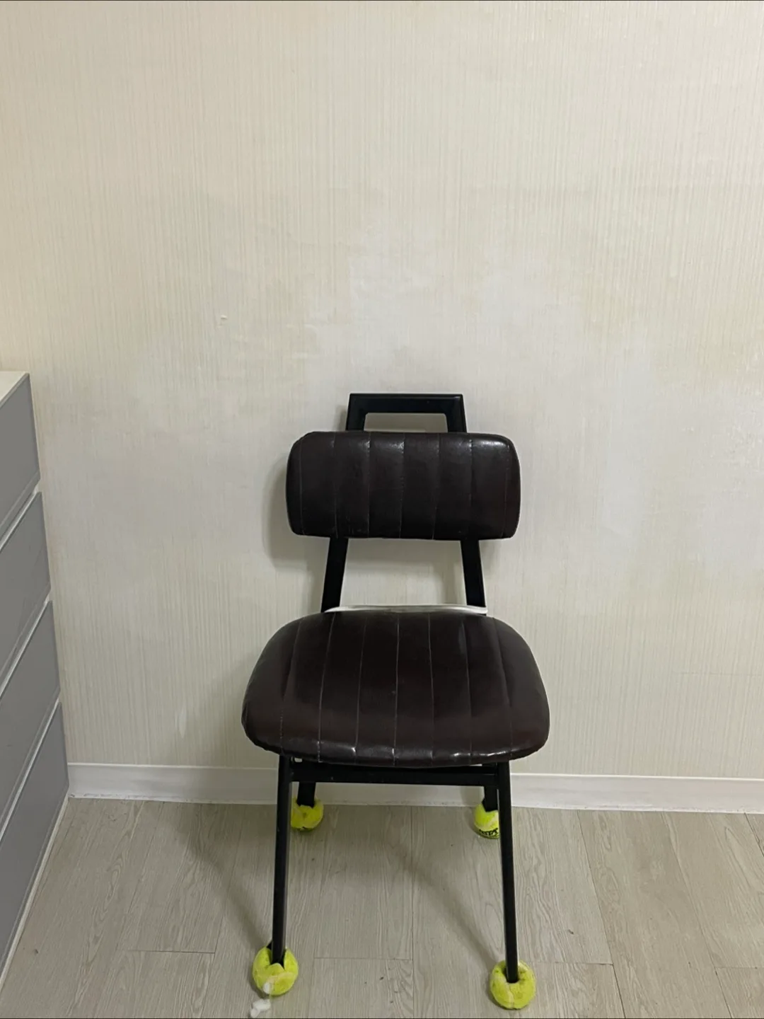 브라운색 중고 의자