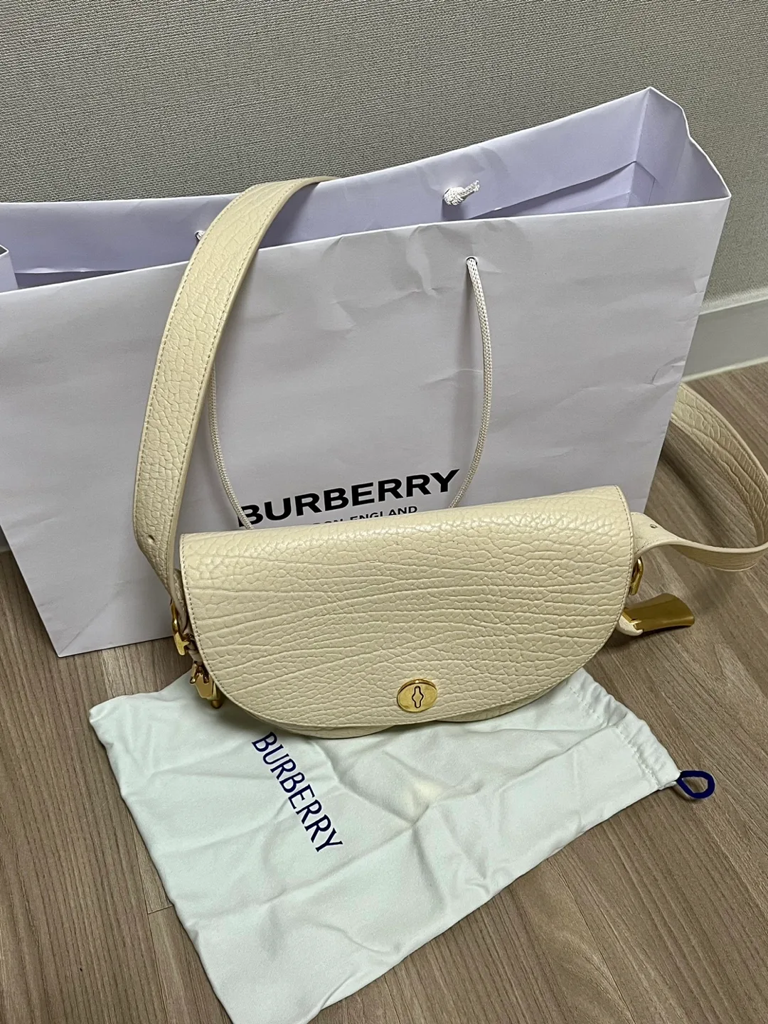 버버리 레더 크로스백(크림)