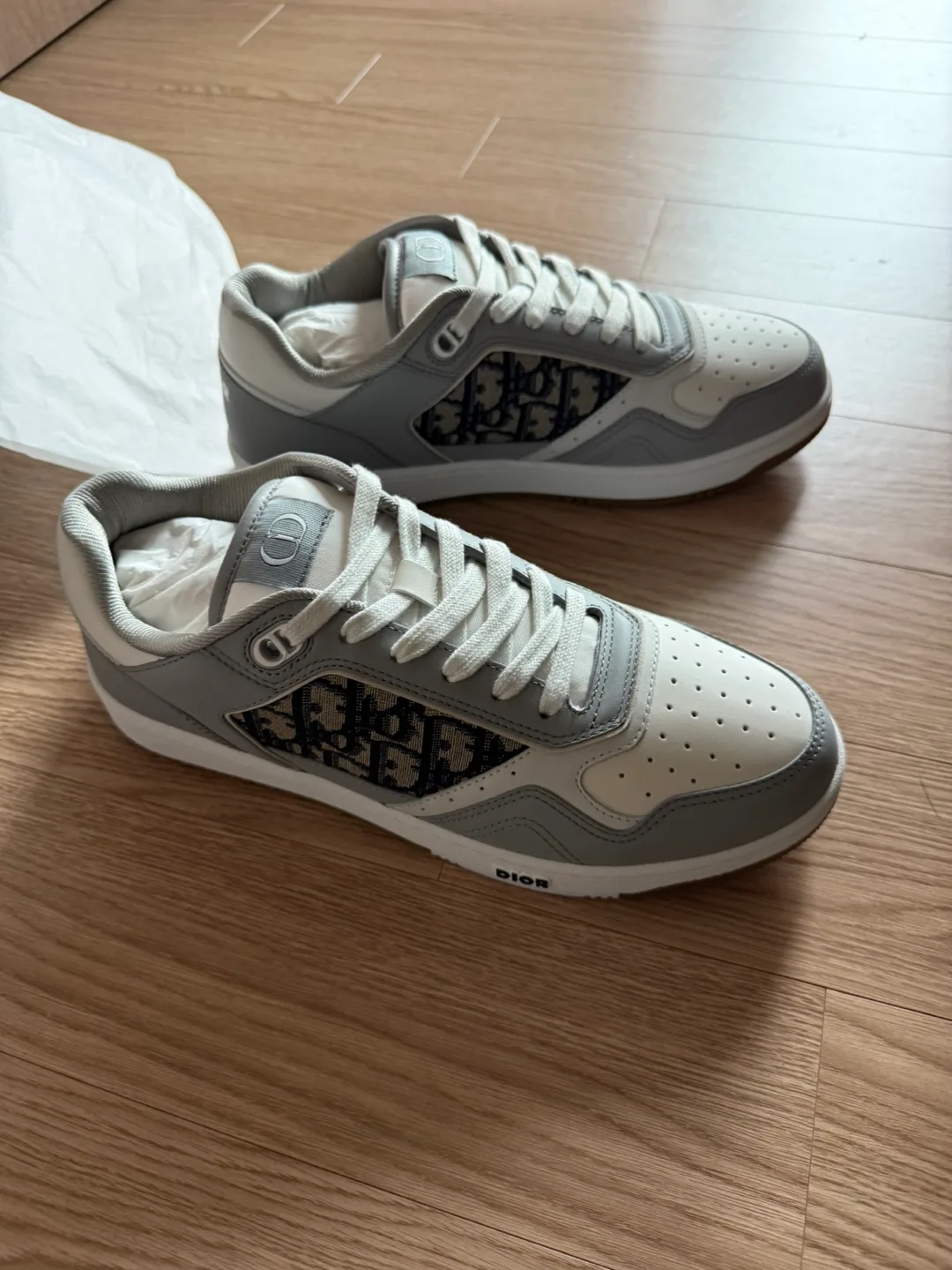 디올 B27 로우탑 남자스니커즈 41사이즈 새제품 팝니다.